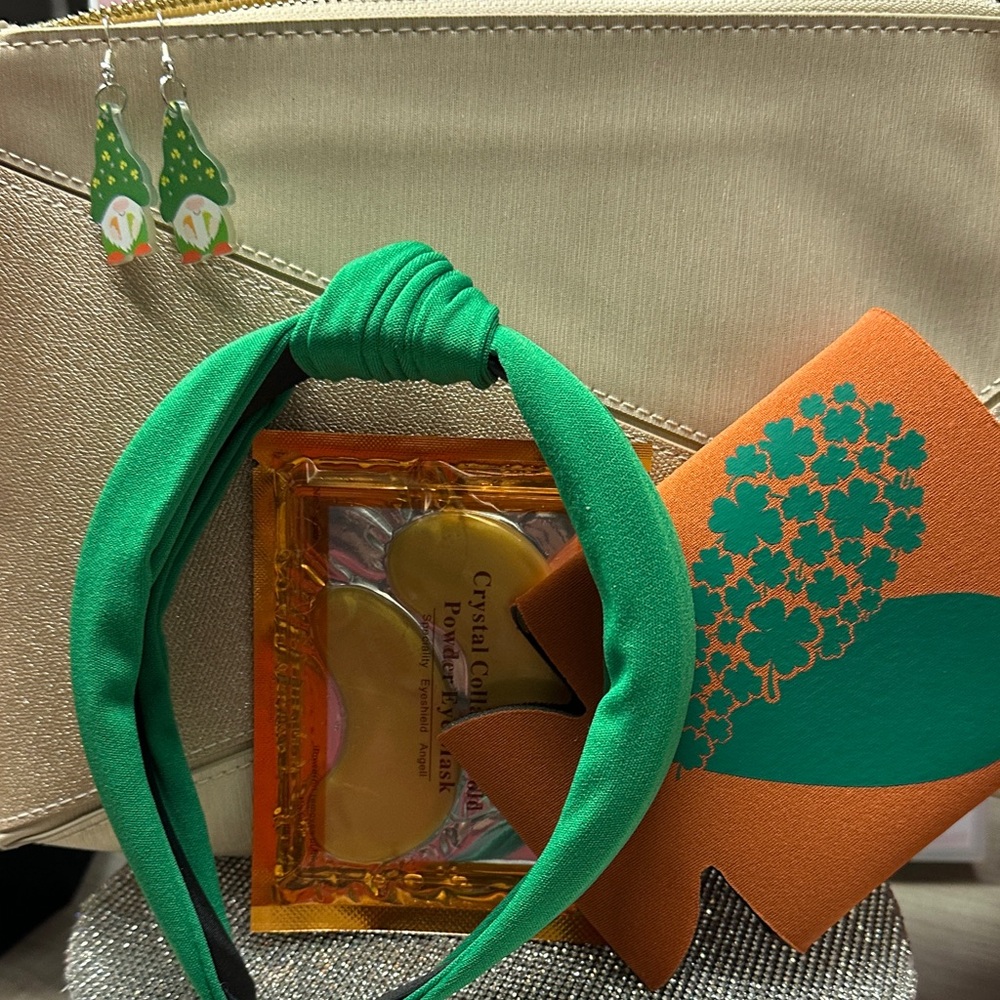 Elegant Cream Women's Cosmetics bag , headband, earrings, more!   🆕